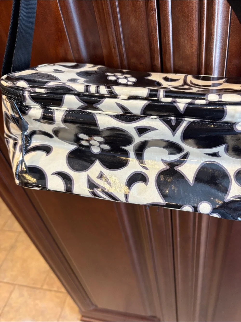 Black and Cream Floral lunch box with Shoulder Strap Vera Bradley. So cute.